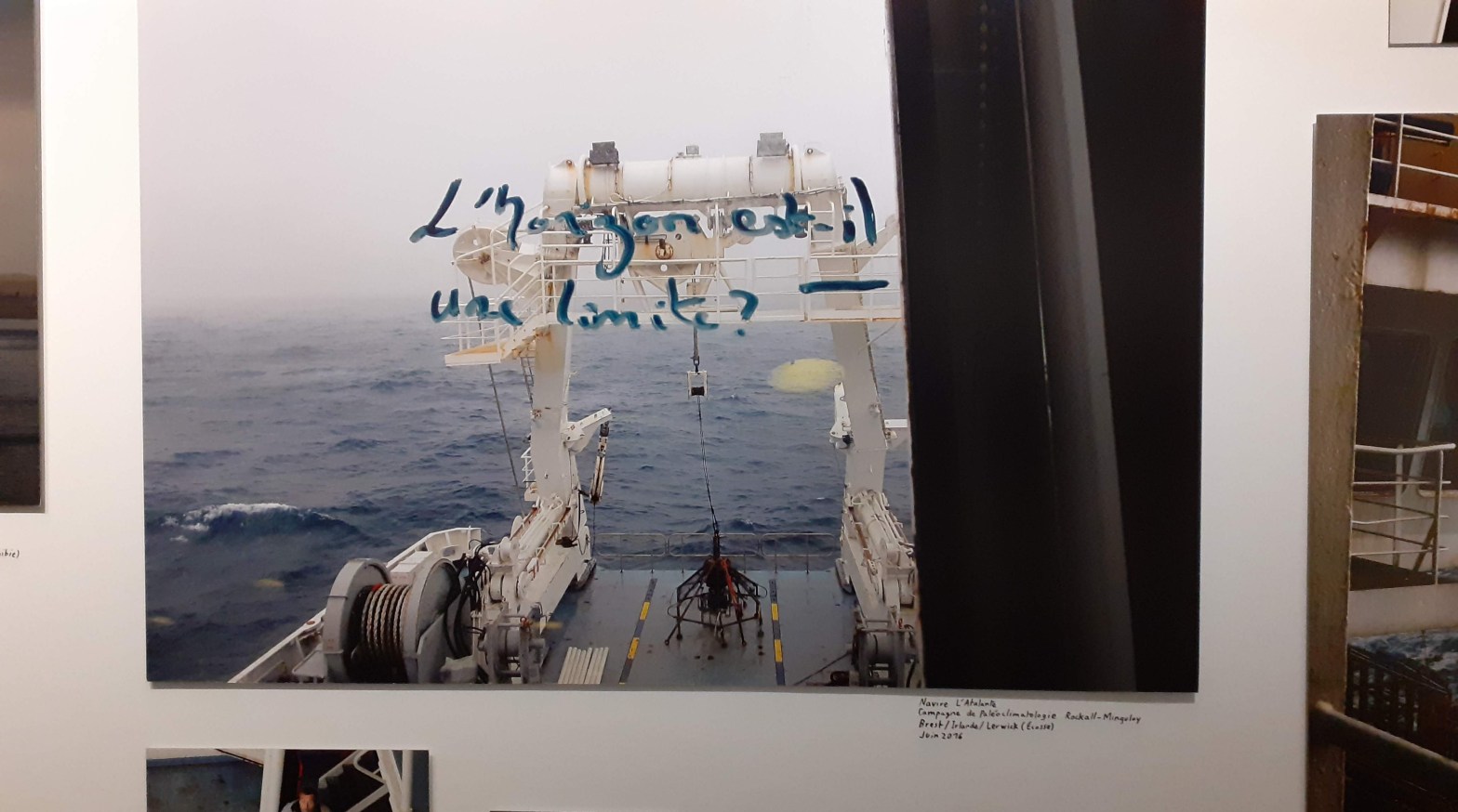 Photo d'une partie de chalutier au milieu de la mer sous un ciel gris.